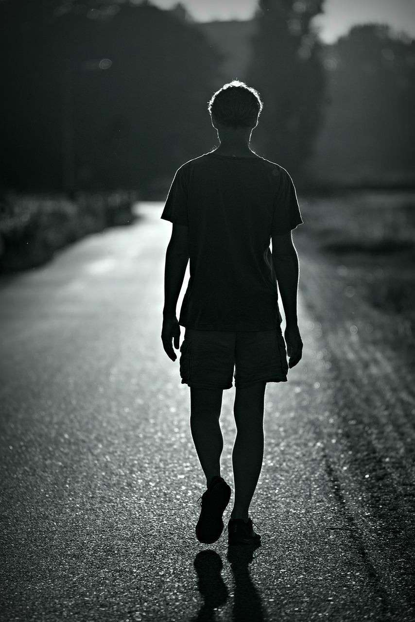 foto-blanco-y-negro-persona-caminando